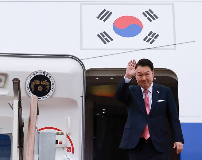 윤석열 대통령이 지난해 11월 성남 서울공항에서 31차 아시아태평양경제협력체(APEC) 및 19차 주요 20개국(G20) 정상회의 참석을 위해 출국하며 전용기인 공군 1호기에 올라 인사하고 있다. ⓒ 연합뉴스