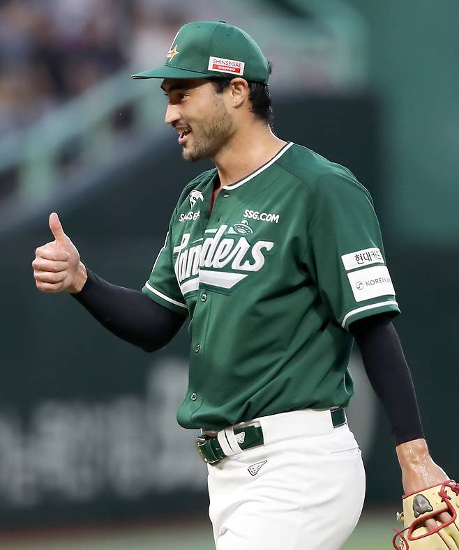 SSG 미치 화이트가 5일 인천 롯데전에서 동료들에게 엄지를 치켜세우고 있다. 이날 화이트는 5.2이닝 5실점(2자책점)으로 9승째를 따냈다. 사진제공ㅣSSG 랜더스