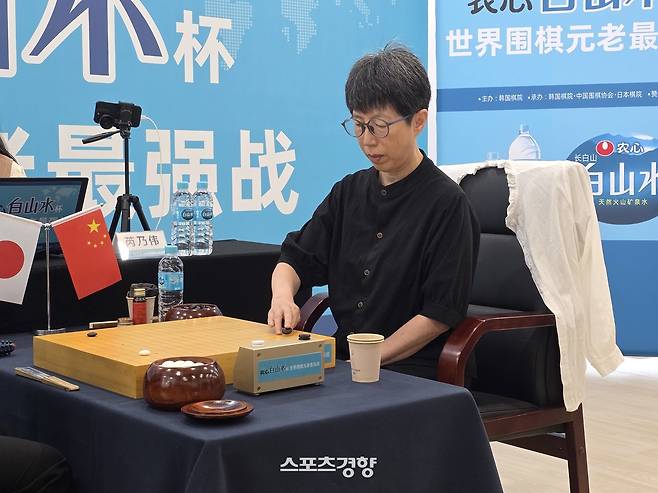 루이나이웨이 9단이 5일 중국 칭다오 농심공장에서 열린 제3회 농심백산수배 세계바둑시니어최강전 3국에서 일본의 나카노 히로나리 9단과 대국하고 있다. 칭다오 | 윤은용 기자