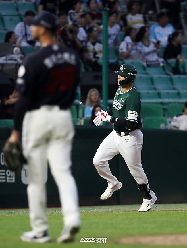 SSG 류효승이 5일 인천 롯데전에서 2회말 롯데 선발 벨라스케즈로부터 선제 2점 홈런을 쳐낸 뒤 그라운드를 달리고 있다. SSG 랜더스 제공