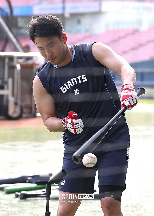 ▲ 전준우는 햄스트링 부상으로 한달째 전열에서 이탈한 것에 이어 이번에는 손목 통증이 겹쳤다 ⓒ곽혜미 기자