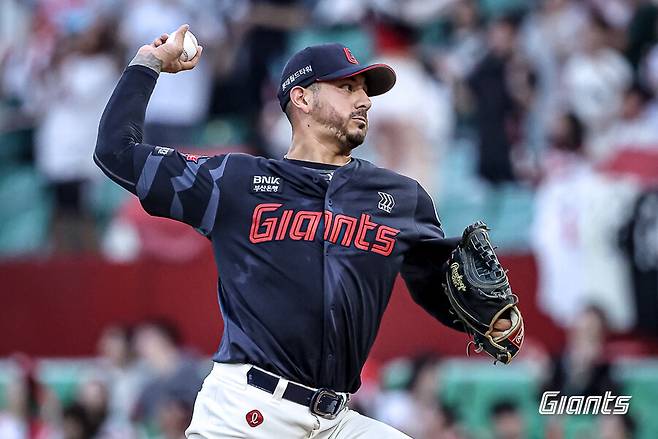 ▲ 벨라스케즈는 이날 결과와 별개로 기본기에서도 약점을 드러내며 자존심을 구겼다 ⓒ롯데자이언츠