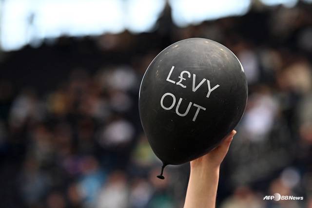 꾸준히 '레비 아웃'을 외친 토트넘 팬들. /AFPBBNews=뉴스1