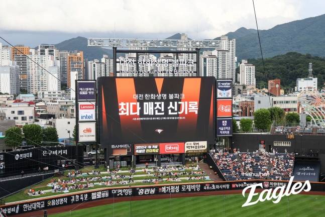 한화 이글스 구단이 지난 8월 13일 대전 롯데전에서 전광판을 통해 KBO 홈 최다 매진 신기록 달성 소식을 전했다. /사진=한화 이글스 제공