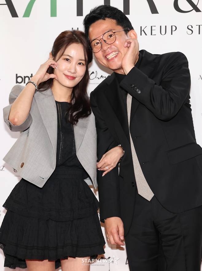 (서울=뉴스1) 권현진 기자 = 개그맨 김지민, 김준호 예비부부가 4월 22일 서울 강남구 한 카페에서 열린 ‘아티르 & 아르즈’ 오프닝 행사에 참석해 포즈를 취하고 있다. 2025.4.22/뉴스1 Copyright (C) 뉴스1. All rights reserved. 무단 전재 및 재배포, AI학습 이용 금지. /사진=(서울=뉴스1) 권현진 기자