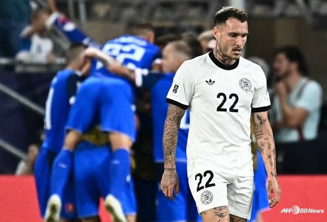 다비트 라움(오른쪽)이 5일(한국시간) 슬로바키아 브라티슬라바의 스타디온 테헬네 폴레에서 열린 2026 FIFA 북중미월드컵 유럽 예선 A조 1차전에서 실점 후 고개를 숙이고 있다. /AFPBBNews=뉴스1