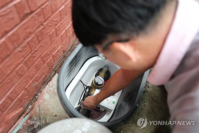 수도 계량기 잠그는 사회복지사 (강릉=연합뉴스) 강태현 기자 = 강릉 지역의 극심한 가뭄이 이어진 지난 4일 오후 강원 강릉시 강동면 한 중증장애인 거주시설에서 사회복지사가 수도 계량기를 잠그고 있다. 2025.9.5 taetae@yna.co.kr