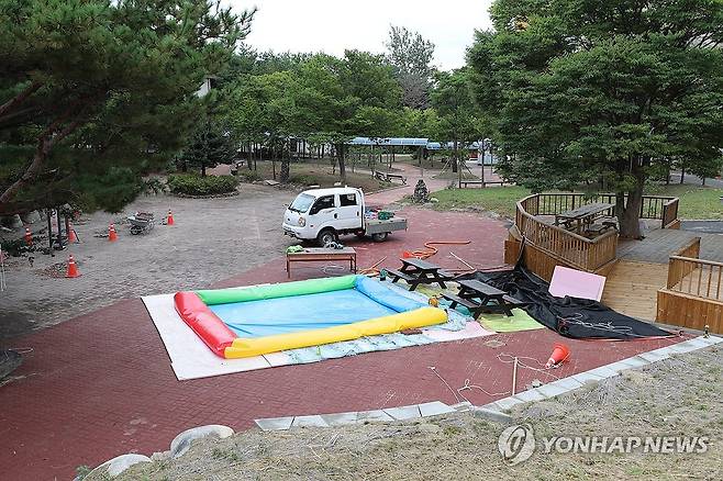 물 건너간 장애인 물놀이 프로그램 (강릉=연합뉴스) 강태현 기자 = 강릉 지역의 극심한 가뭄이 이어진 지난 4일 오후 강원 강릉시 강동면 한 중증장애인 거주시설에서 프로그램에 쓰일 예정이었던 물놀이 풀장 해체가 진행되고 있다. 2025.9.5 taetae@yna.co.kr