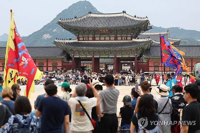 주말 맞아 붐비는 경복궁 (서울=연합뉴스) 서대연 기자 = 한국 문화 열풍이 이어지고 있는 가운데 31일 서울 종로구 경복궁이 수문장 교대의식을 구경하는 내외국인 관광객으로 붐비고 있다. 2025.8.31 dwise@yna.co.kr