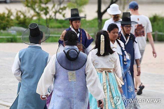 인기 많은 갓 (서울=연합뉴스) 서대연 기자 = 한국 문화 열풍이 이어지고 있는 가운데 31일 서울 종로구 경복궁에서 갓을 쓰고 한복을 입은 관광객들이 궁을 둘러보고 있다. 2025.8.31 dwise@yna.co.kr