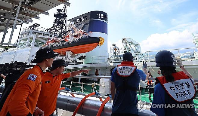 강릉 가뭄에 독도 경비함 전격 투입 (강릉=연합뉴스) 유형재 기자 = 독도를 비롯한 동해(바다)를 지키는 5천t급 해양경찰 경비함정 삼봉호(5001함)가 3일 강릉시 안인항 화력발전소 내 하역부두에서 600t의 생활용수를 소방차에 공급하고 있다. 2025.9.3 yoo21@yna.co.kr