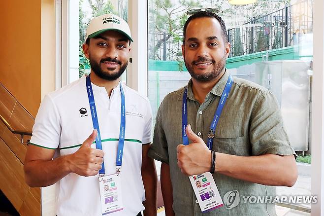 '금메달 향해' (광주=연합뉴스) 정다움 기자 = 광주 2025 세계양궁선수권대회가 열리는 5일 오후 광주 남구 광주국제양궁장 인근 음식점에서 대회에 출전한 사우디아라비아 양궁협회 관계자들이 기념사진을 찍고 있다. 2025.9.5 daum@yna.co.kr