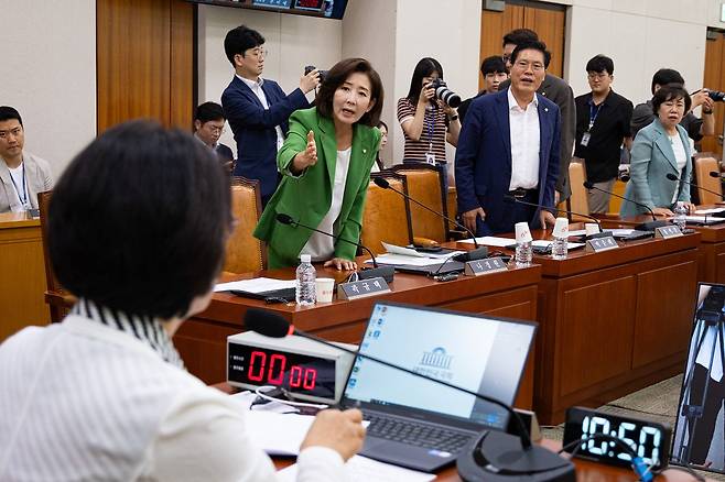 나경원 의원 등 국민의힘 의원들이 2일 국회에서 열린 법제사법위원회 전체회의에서 추미애 법사위원장의 의사진행에 항의하고 있다. (출처 : 뉴스1)