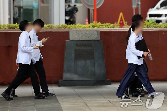 지난해 2월 의대 증원에 반발해 병원을 이탈한 전공의들이 병원에 돌아온 지난 1일 서울 시내 한 대학병원에서 의료진이 이동하고 있다. 2025.9.1/뉴스1 ⓒ News1 황기선 기자