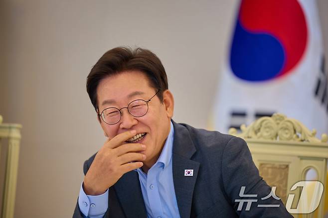 이재명 대통령이 지난 12일 서울 용산 대통령실 청사에서 열린 신임 국무위원 임명장 수여식을 마친 뒤 참석자들과 환담하고 있다. (이재명 대통령 SNS. 재판매 및 DB금지) 2025.8.13/뉴스1 ⓒ News1 허경 기자