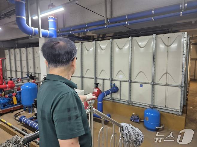 6일 오전 강원 강릉시 홍제동의 한 아파트 관리소장이 지하 저수조를 가리키며 현재 보유한 물량과 사용 가능 분량을 설명하고 있다. 2025.9.6/뉴스1 윤왕근 기자