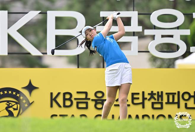 유현조가 6일 열린 KB금융 스타챔피언십 3라운드 1번홀에서 티샷을 하고 있다. 사진 | KLPGA