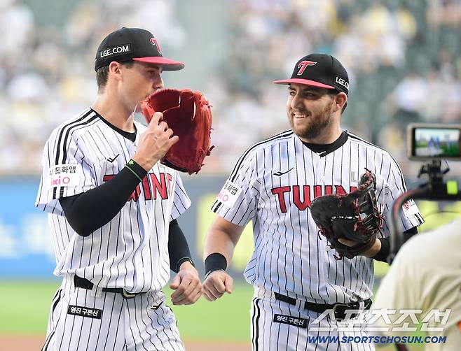 30일 잠실구장에서 열린 LG와 키움의 경기. 1회 투구를 마치고 마운드를 내려오며 오스틴과 대화를 나누는 LG 톨허스트. 잠실=송정헌 기자songs@sportschosun.com/2025.08.30/