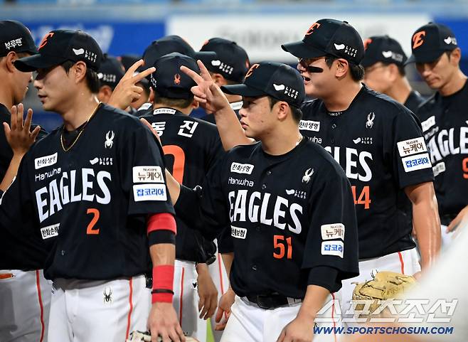 6일 대구 삼성라이온즈파크에서 열린 한화와 삼성의 경기, 한화가 7대4로 승리했다. 승리의 기쁨을 나누는 김서현과 윤규진 코치의 모습. 대구=허상욱 기자wook@sportschosun.com/2025.09.06/