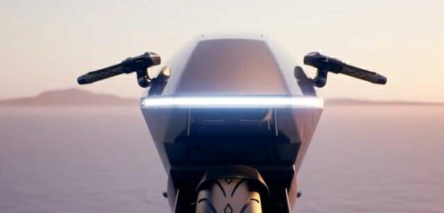 이 바이크는 세련된 수평 LED 조명 스트립에 독창적인 헤드라이트를 갖춘 다이아몬드 모양의 전면부를 하고 있다. (출처=올라 일렉트릭)