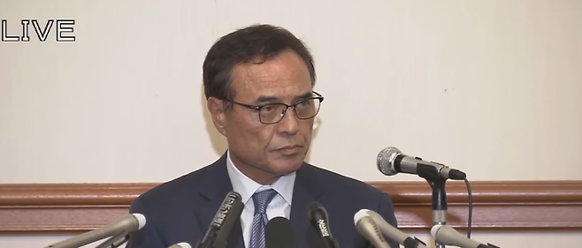 사퇴 이후 기자회견 중인 니나미 회장. FNN.