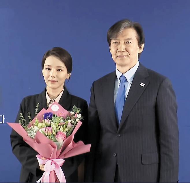 /TV조선지난해 3월 조국혁신당의 영입 인재 발표 현장에서 당시 당대표였던 조국(오른쪽) 당 혁신정책연구원장과 강미정 대변인이 기념 촬영을 하고 있다./TV조선