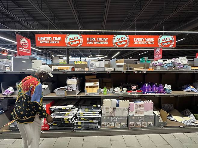 '알디 파인즈' 코너에서는 알디 매장에서 파는 특가 상품을 살 수 있다./윤주헌 특파원