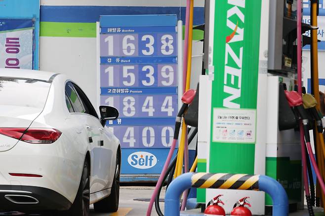 국제 유가가 상승하면서 하락하던 국내 주유소 기름값이 다음 주 반등할 것으로 전망된다. 사진은 지난달 31일 서울의 한 주유소 가격 현황판에 휘발유와 경유 가격이 표시돼 있는 모습/뉴스1