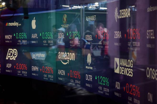 뉴욕의 한 대형 화면에 나스닥 지수가 떠 있다./AFP 연합뉴스