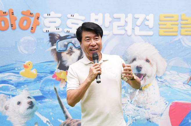 서강석 송파구청장이 지난 17일 서울 송파구 가든파이브에서 열린 하하호호 반려견 물놀이장에서 인사말을 하고 있다. /서울 송파구 제공