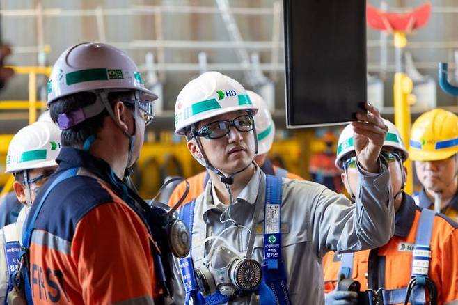 정기선 HD현대 수석부회장(오른쪽)이 4일 전남 영암에 있는 HD현대삼호 조선소에서 고위험 작업장을 살펴보고 있다. ⓒHD현대