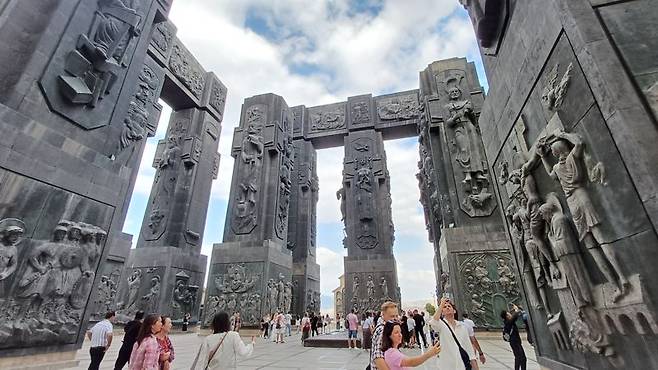 조지아 트빌리시의 대표 관광명소 '조지아 연대기' 건축물.