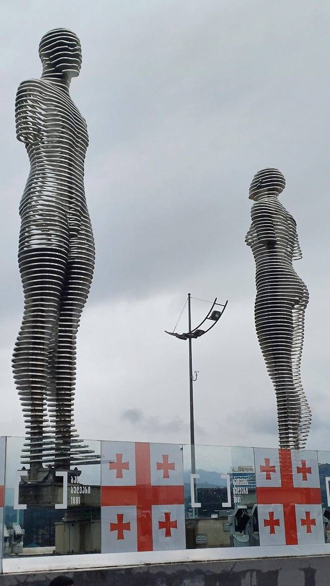 조지아 서쪽 해안가 도시 바투미의 대표 관광명소이 알리와 니노 동상. 사진=이환주 기자