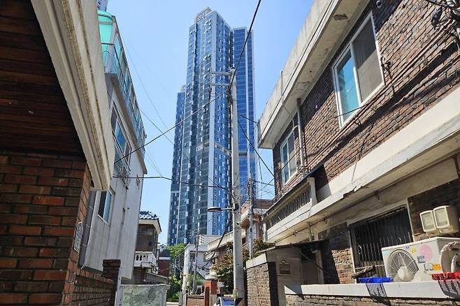 서울 성동구 성수전략정비구역 1지구 빌라 주택가 사이로 서울숲트리마제가 보이고 있다. 2025.06.13. /사진=뉴시스