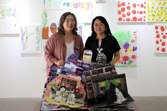 장차현실 화백(왼쪽)과 홍승희 작가. 정용일 선임기자 yongil@hani.co.kr