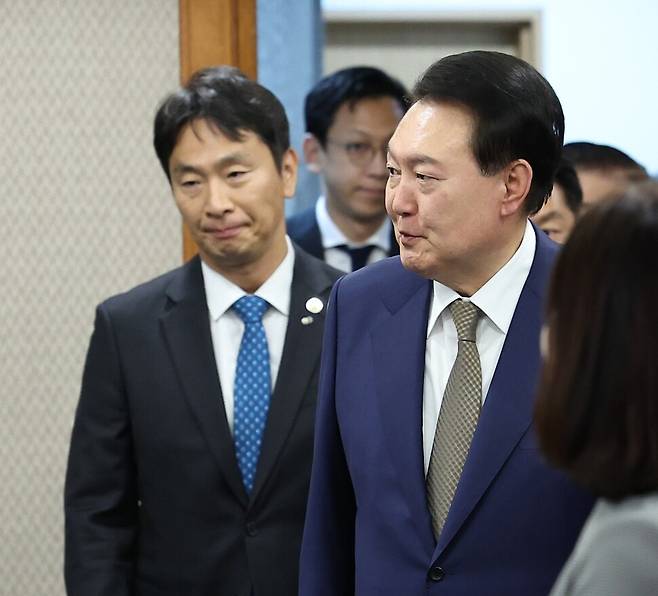 2023년 11월9일 이복현 금융감독원장(왼쪽)과 윤석열 대통령이 서울 여의도 금융감독원에서 열린 불법 사금융 민생현장 간담회에 함께 입장하고 있다. 연합뉴스