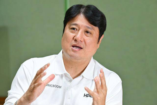 문경은 감독이 지난달 21일 경기 수원 KT빅토리움에서 다음 시즌 구상과 목표를 밝히고 있다. 강예진 기자