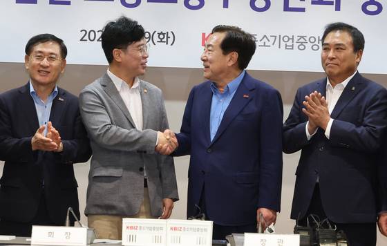 김영훈 고용노동부 장관이 19일 서울 여의도 중소기업중앙회를 방문해 '노란봉투법'(노동조합법 2·3조 개정안) 등 현안에 대해 논의하기 앞서 김기문 중기중앙회장과 악수하고 있다. 연합뉴스