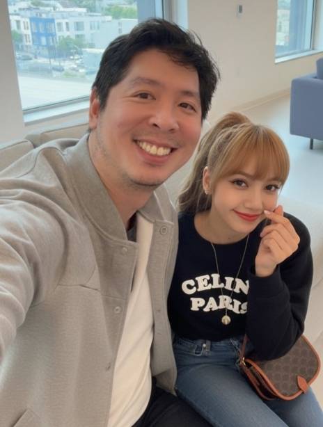 미국 트레이딩 앱 ‘애프터아워’의 창업자 케빈 쉬우(왼쪽)가 소셜미디어(SNS)에 올린 사진. 케빈 쉬우의 오른쪽 블랙핑크 멤버 리사의 사진은 AI로 만든 합성 이미지다. 사진 SNS 캡처