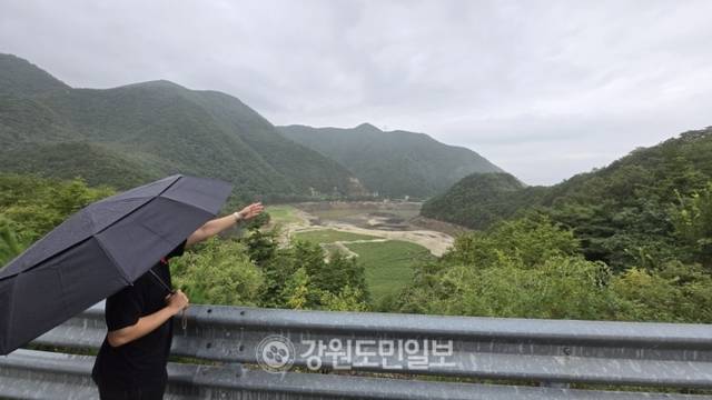▲ 강릉 일원에 비가 내린 4일 시민이 맨바닥이 드러난 오봉저수지를 바라보고 있다. 이연제 기자