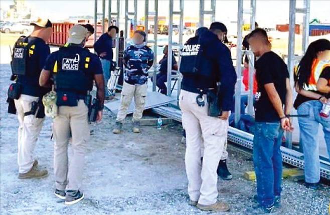 현대자동차와 LG에너지솔루션이 합작해 미국 조지아주 서배너에 짓고 있는 배터리 공장에서 한국인 근로자 등 475명이 4일(현지시간) 미국 국토안보부에 체포돼 현지 경찰 등의 조사를 받고 있다. /페이스북 캡처