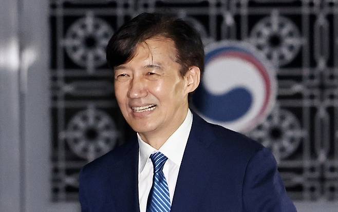 조국 전 조국혁신당 대표가 지난달 15일 서울남부교도소에서 출소하며 환하게 웃고 있다. /사진=뉴스1