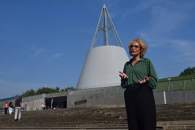 애나 푸트 델프트 공대 부총장 중앙도서관 앞에서 인터뷰를 하고 있다. / 델프트=강경주 기자