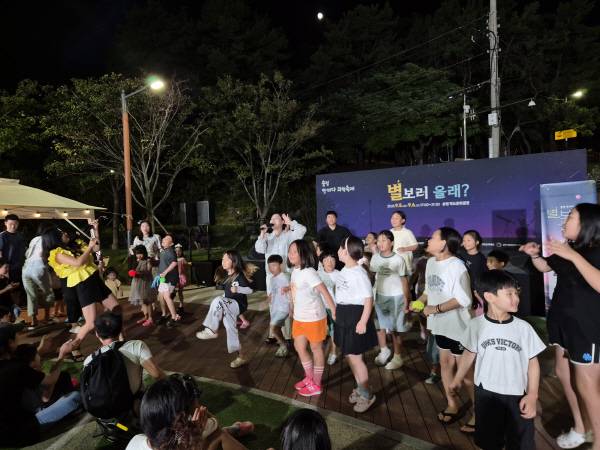 송정 별바다 과학축제 첫날 행사에서 무대공연에 나선 전자 바이올리니스트 미나가 객석에서 어린이 관객들과 즉석 댄스파티를 하고 있다. 부산과학기술협의회 제공