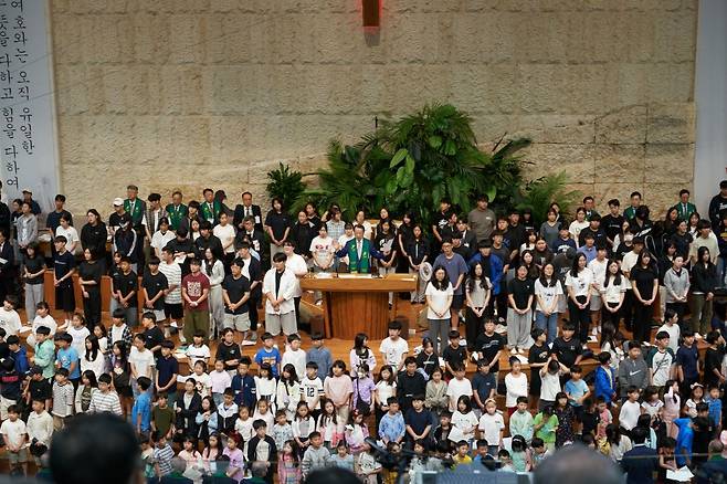 명성교회 다음세대들이 6일 서울 강동구 교회에서 열린 '2025 한국교회와 함께하는 특별새벽집회'에서 강단에 올라 기도하고 있다. 명성교회 제공