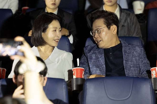 이재명(오른쪽) 대통령과 김혜경 여사가 6일 서울 용산구 한 영화관에서 '영화 킹 오브 킹스' 를 보기 전 대화하고 있다. 대통령실 제공