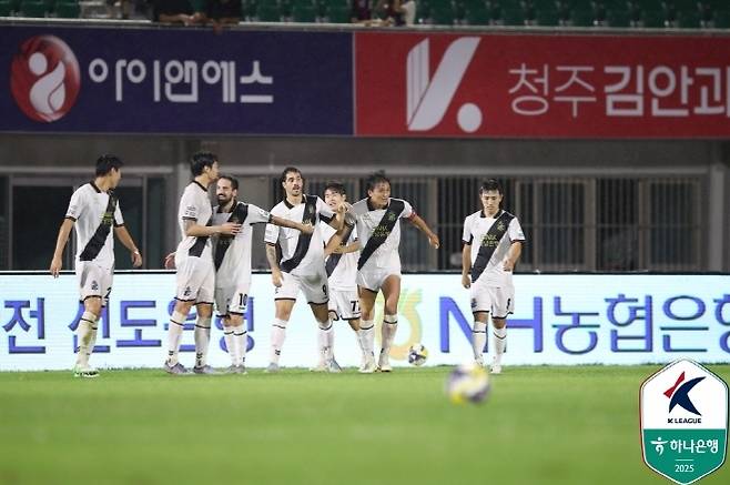 이찬동이 결승골을 넣고 동료들의 축하를 받고 있다. 사진=한국프로축구연맹
