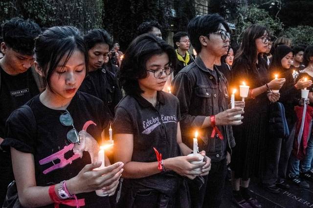 지난 2일 인도네시아 서부자바 반둥의 반둥공과대학 학생들이 촛불을 켜고 하원의원들의 주택보조금 등의 특혜를 철폐하는 시위를 강경 진압한 정부를 비난하고 희생자들을 추모하는 시위를 하고 있다. AFP 연합뉴스