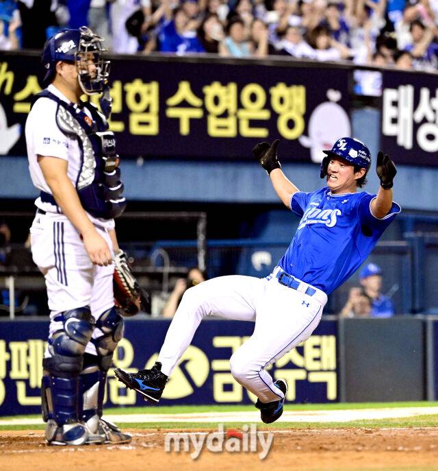 2025년 8월 28일 오후 서울 잠실구장에서 열린 '2025 신한 SOL뱅크 KBO 리그' 삼성 라이온즈와 두산 베어스의 경기. 삼성 2루 주자 구자욱이 5회초 2사 2루서 김성윤의 1타점 적시타 때 홈으로 들어가고 있다./마이데일리