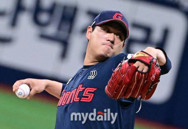2025년 8월 2일 오후 서울 고척스카이돔에서 열린 '2025 신한 SOL뱅크 KBO 리그' 롯데 자이언츠와 키움 히어로즈의 경기. 롯데 선발투수 나균안이 역투하고 있다./마이데일리